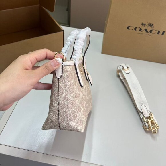 Coach's classic Mollie Tote bag Size: 25 x 22 - Picture 4 of 8